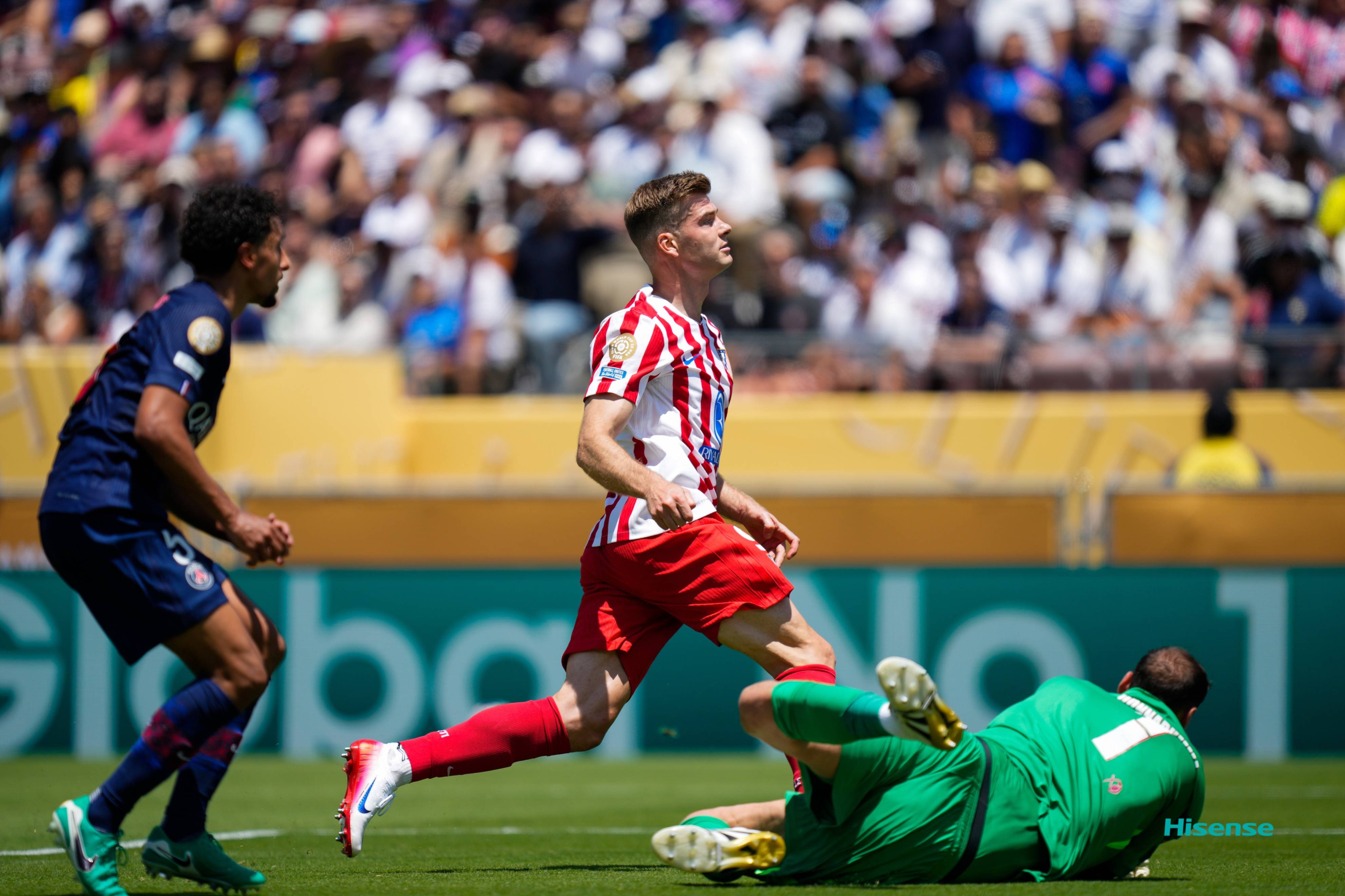 对手球队犯规,裁判吹罚点球,现场情绪高涨 对手球队犯规,裁判吹罚点球,现场情绪高涨