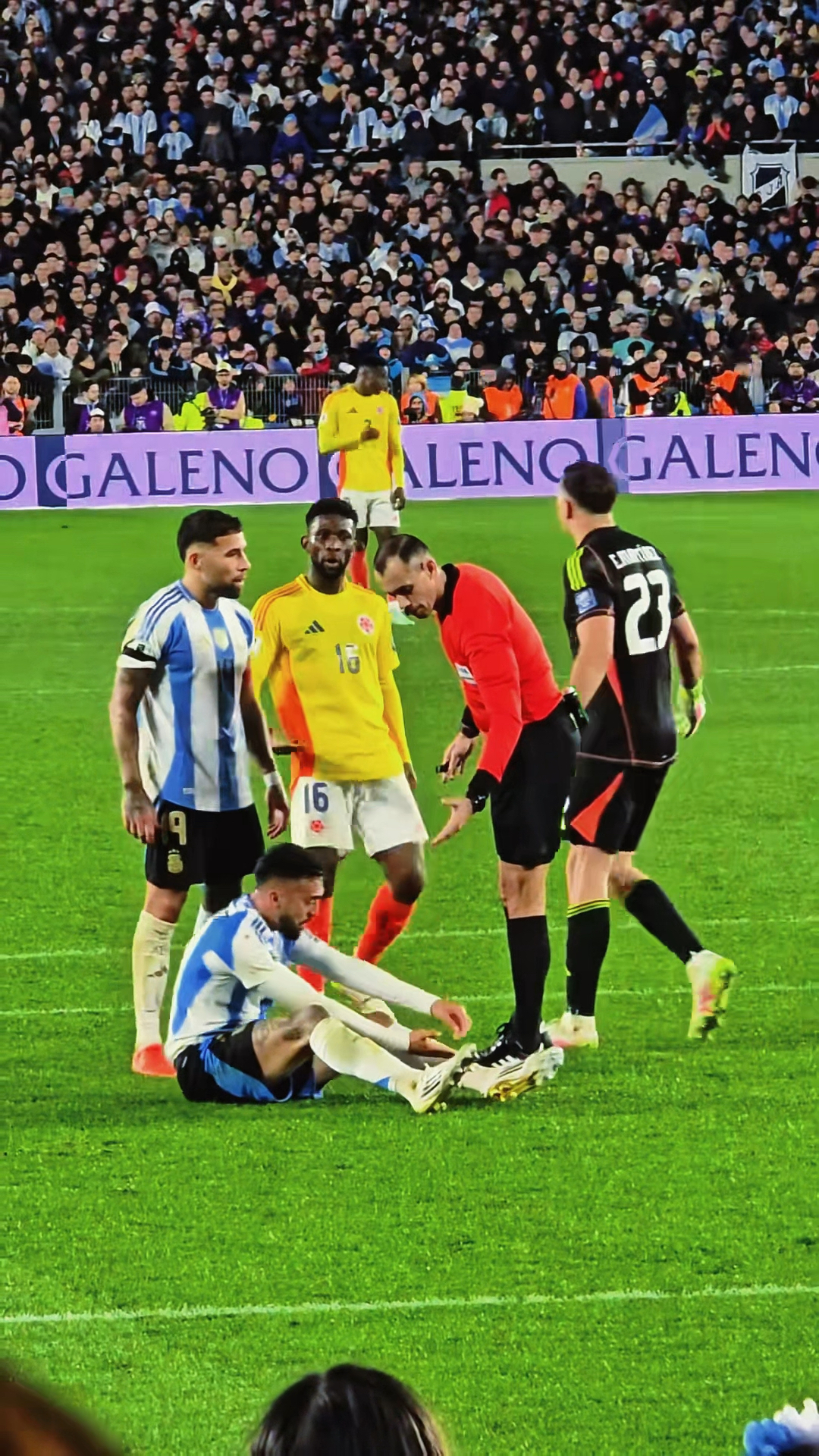 开云体育在线-美洲足球热潮席卷，球员赛场碰撞